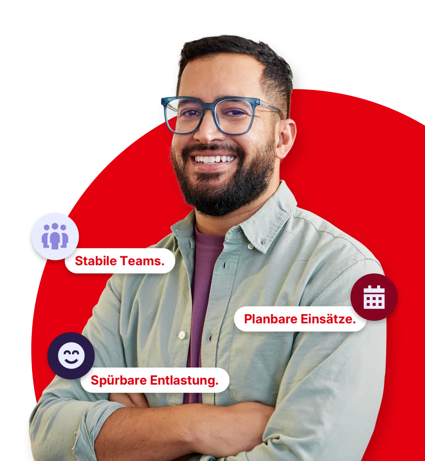 Erzieher mit Brille lächelt in die Kamera