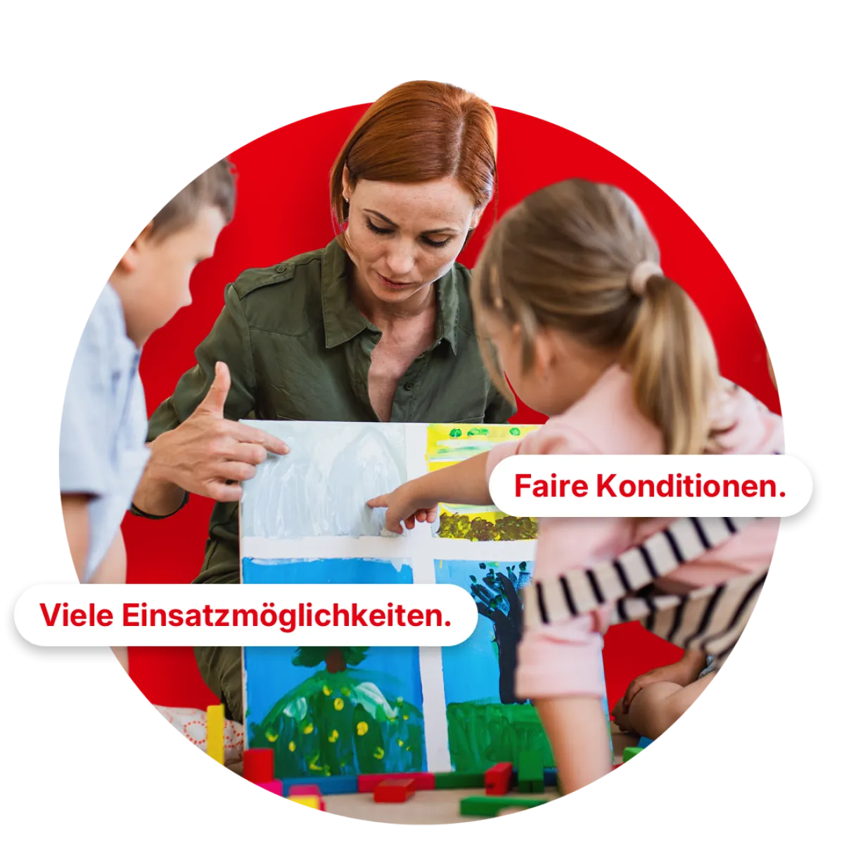 Erzieherin mit Kindern schauen auf Bild