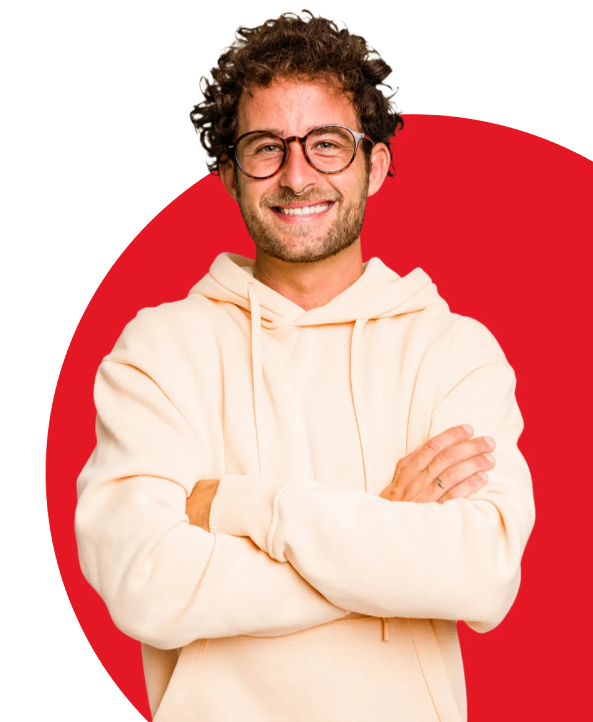 Junger Erzieher schaut glücklich