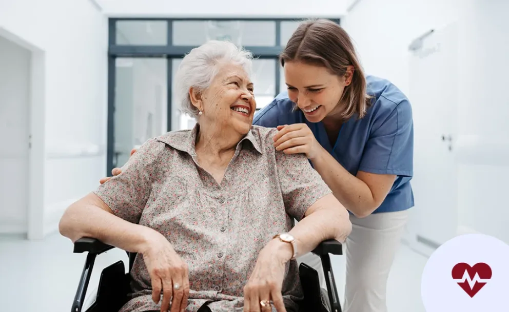 Alter Mensch im Rollstul mit Pfleger*in